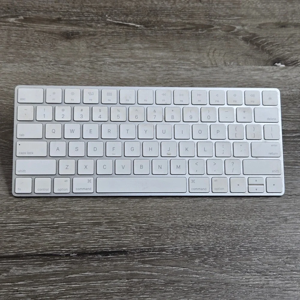 Apple Magic Keyboard Wireless Bluetooth Silver White A1644 MLA22LL/A Needs Batt